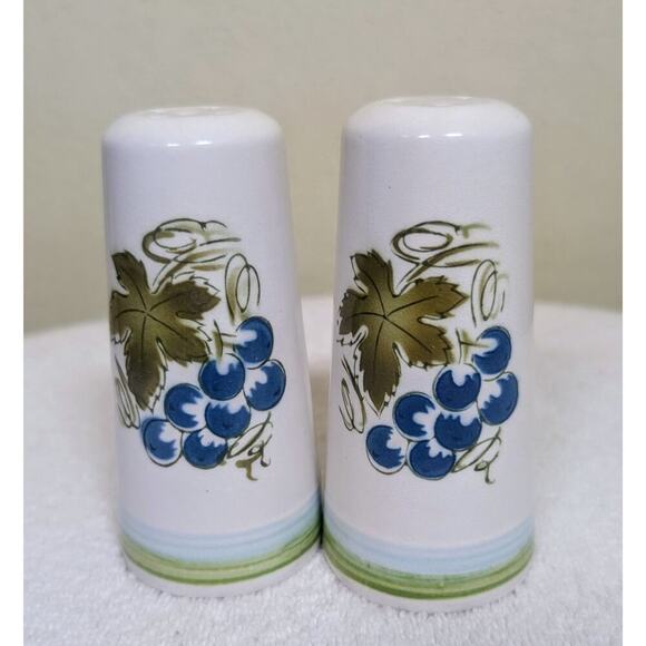 HARMONY HOUSE BLUE GRAPES Ironstone Cute Vintage Salt & Pepper Shaker Set - Picture 1 of 6